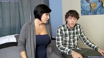 Jouer Il n'y avait qu'un lit dans la chambre d'hôtel et ma mère a dû coucher avec son beau-fils