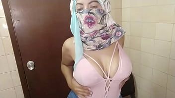 play Heiße Araberin in sexy Jeans und Niqab masturbiert muslimische Squirting-Muschi und spritzt auf Jeans