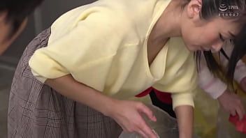 Jouer Downblouse japonaise et sexe en jaune