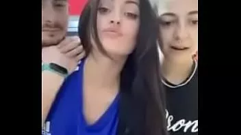 Reproducir Española se pone salvaje y enseña las tetas