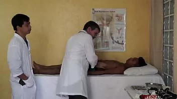 Reproduzir Paciente asiático lambido anal enquanto três procriados por médicos