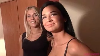 Reproducir Morena super caliente en casting porno recibiendo polla dura y semen en sus tetas