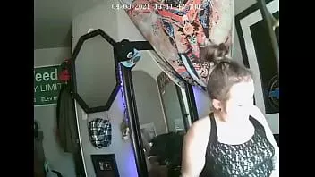 Redare Fata albă cu pradă mare se plimbă pe iubitul ei, apoi el îl lovește din spate