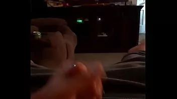 Redare Mă uit la porno și mă joc cu mine pe canapea