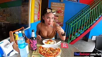 Reproduzir Pizza antes de fazer uma fita de sexo caseira com sua namorada asiática peituda