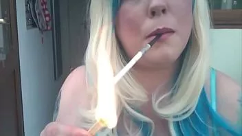 Abspielen Bbw blondie tina snua raucht eine schlanke Vogue-Zigarette in einem Halter mit Streichholzlicht