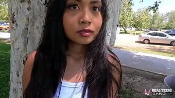 Jouer De vrais adolescents - Luna Mills, une asiatique aux gros seins, fait son premier casting porno