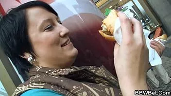 চালান তিনি পিক আপ এবং doggy-fucks গরম শ্যামাঙ্গিনী bbw