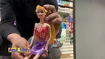 Jouer Sexe oral dans la salle de bain avec une fille blonde