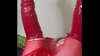 播放 苏西在床上。她有一件性感的鱼网裙在他妈的玩具上