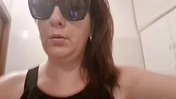 Oynat Umumi tuvalette seksi çiş toplanması