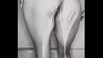 play La brune a changé une bite contre un gros gode et avale tout