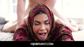 play Hijabfamily - hermanastra árabe con hijab se prepara para un matrimonio concertado - maya farrell