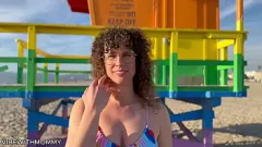 Reproducir MILF judía tiene sexo en público con un extraño en la playa