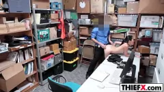 play Atrapando y follando al ladrón adolescente travieso con una gran polla