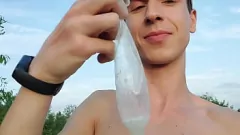 play Twink obraznic găsește prezervativ plin pe plajă și îl folosește