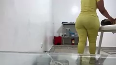 Afspelen De grote ronde kont van BBW verpleegkundige betrapt op verborgen camera