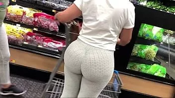 Abspielen Riesige Arschhure mit Leggings im Laden!