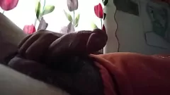 播放 孤独的男孩的秘密手淫会议抓在相机上