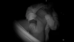 Reproducir Una adolescente rubia traviesa se masturba su coño mojado al aire libre en la noche oscura con una cámara oculta