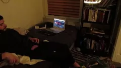 Oynat Azgın Paralı Adamın Web Kamerasında Seks Terapisi Seansında Büyük Dick'ini Geriye Çekişini İzlemek