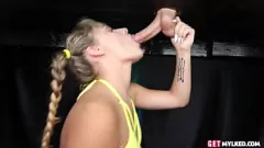 Reproduzir Adolescente loira sorrateira dá boquete erótico debaixo da mesa de biquíni