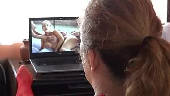 Reproduzir Minha esposa latina adora se masturbar assistindo filmes pornôs enquanto seus amantes a gravam e ela sempre acaba fodendo e fodendo, verdadeiro marido corno
